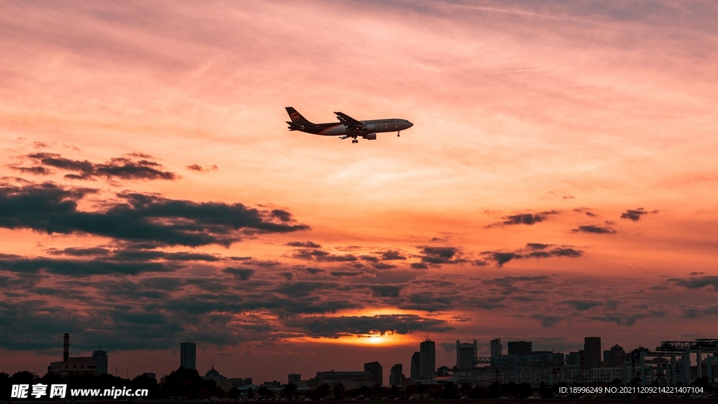 黄昏飞机图片