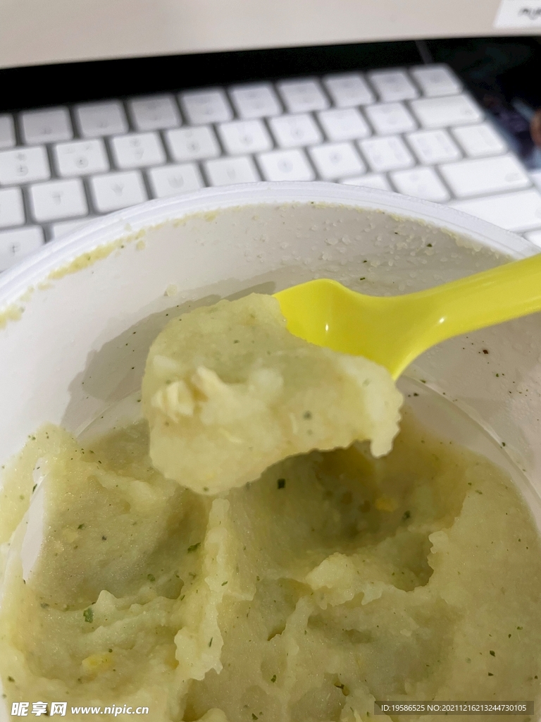 勺子铲起土豆泥