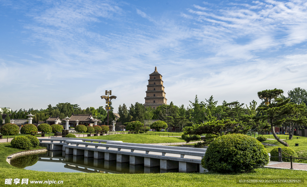 蓝天下的大雁塔广场