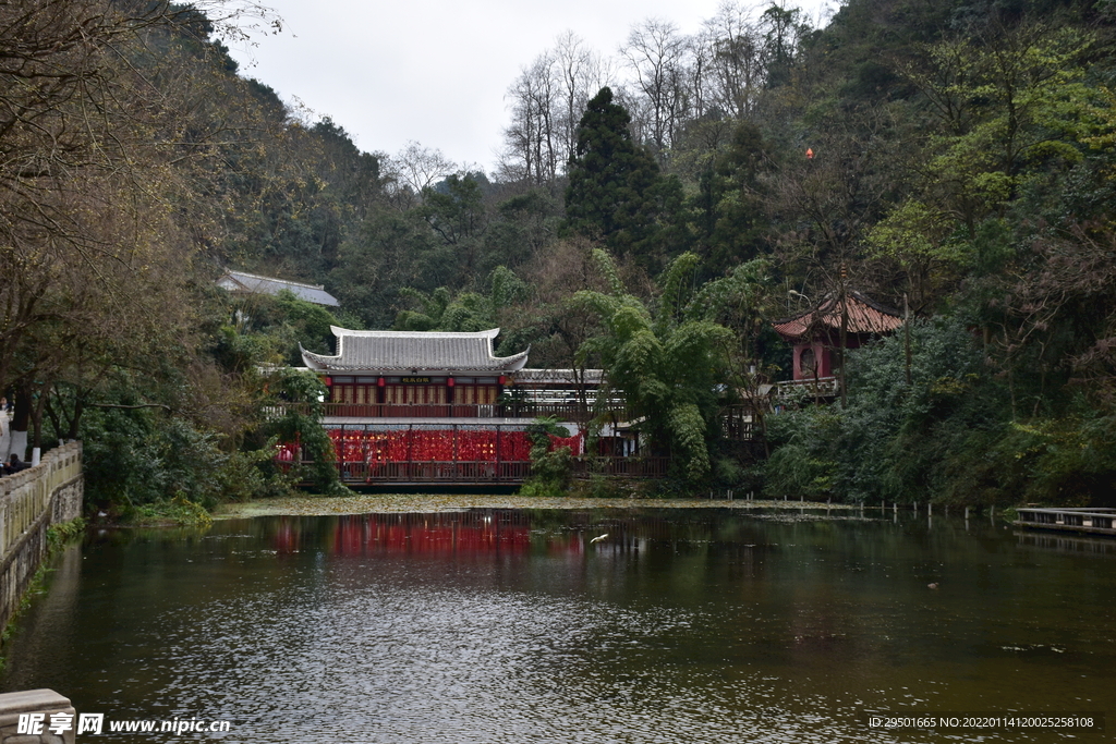 黔灵山中式园林湖畔仿古建筑