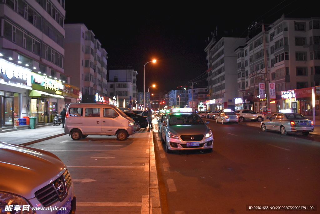老城区街景路边停车位