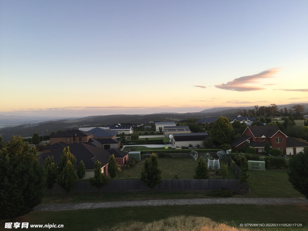 外国小镇别墅夕阳远眺 