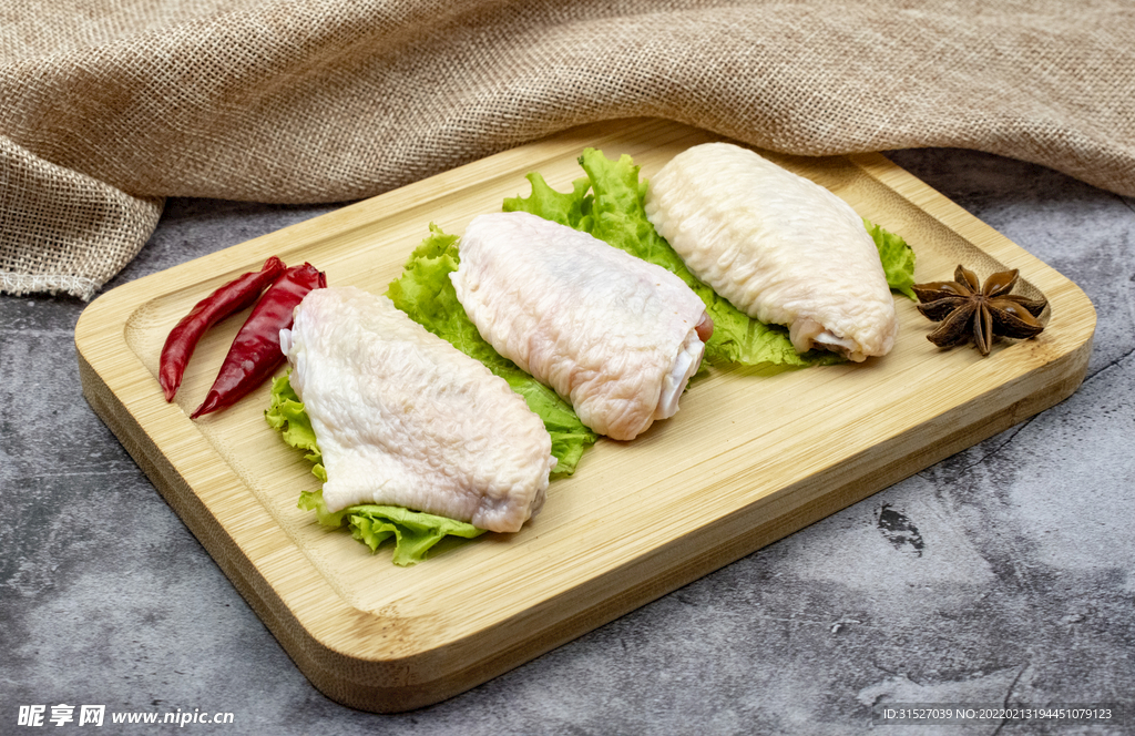 新鲜鸡翅特写