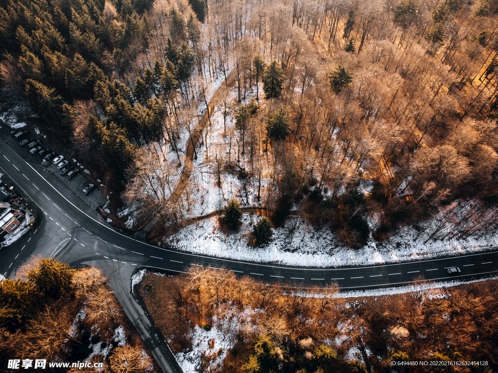 户外野外鸟瞰树林道路冬季公路