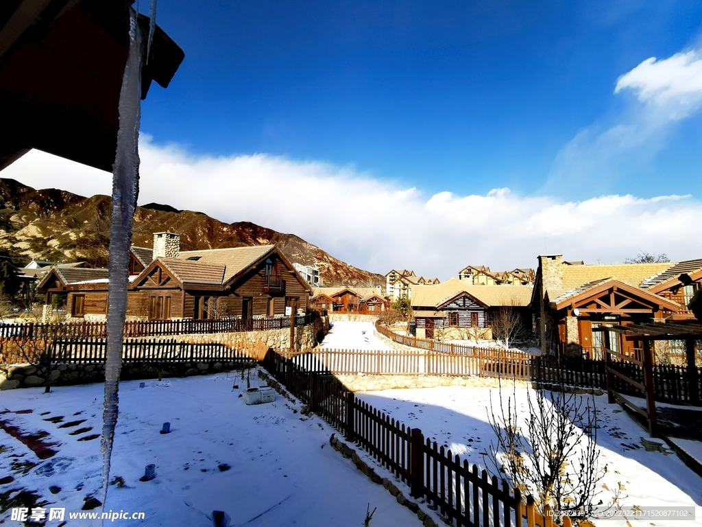 檐间冰柱若削出