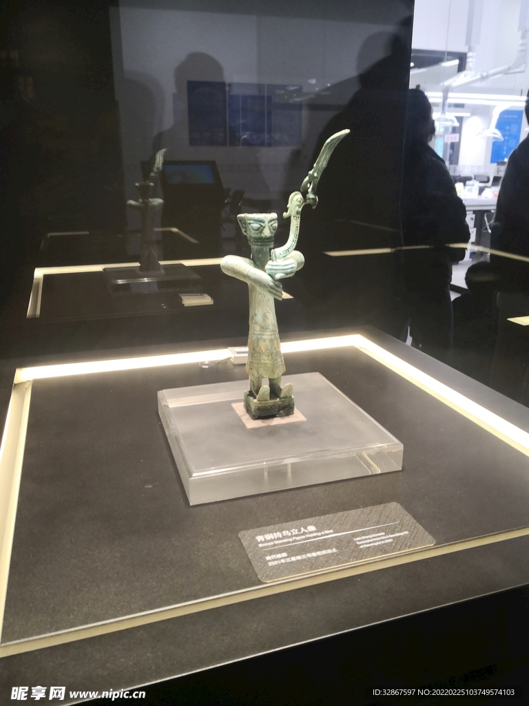 青铜持鸟立人像