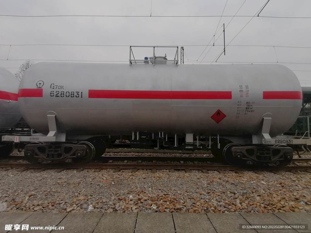 轻油油罐车正面