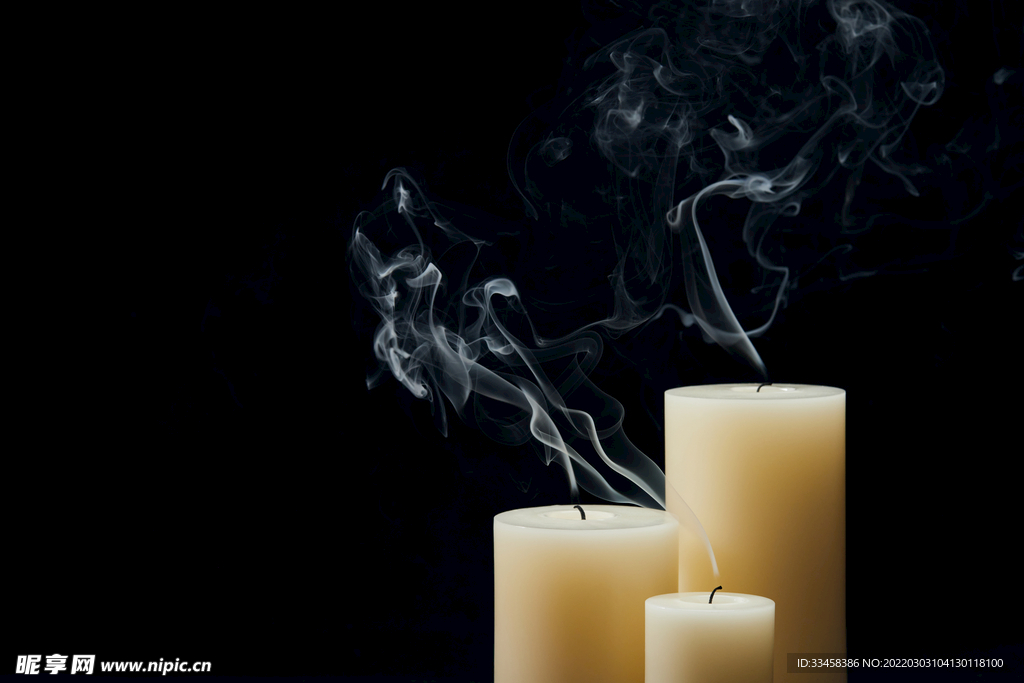 刚熄灭的蜡烛冒着烟