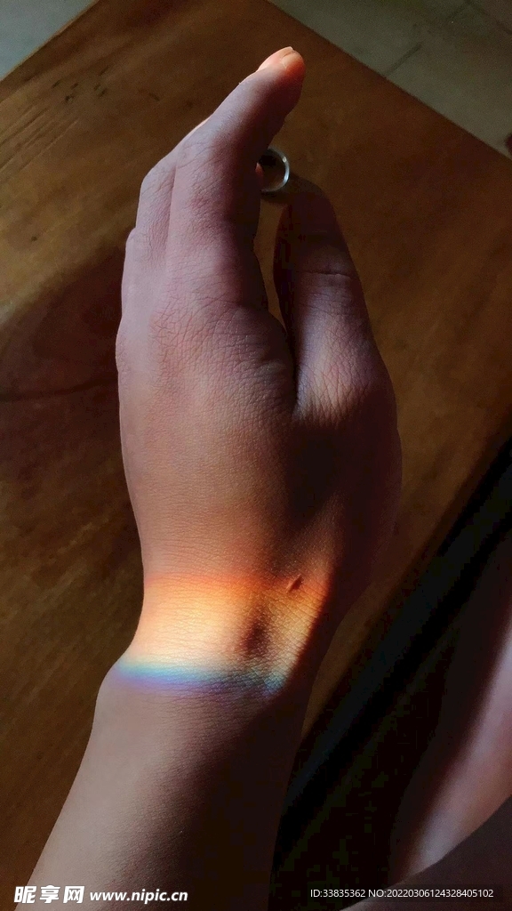 清晨窗外照射来的彩虹手表