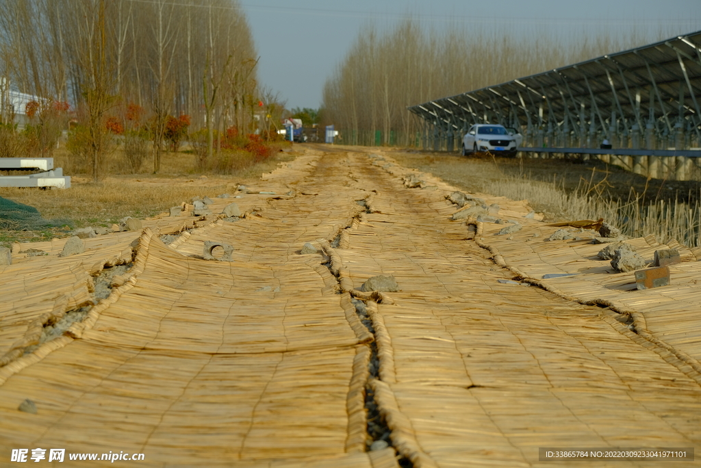 稻草铺满路面