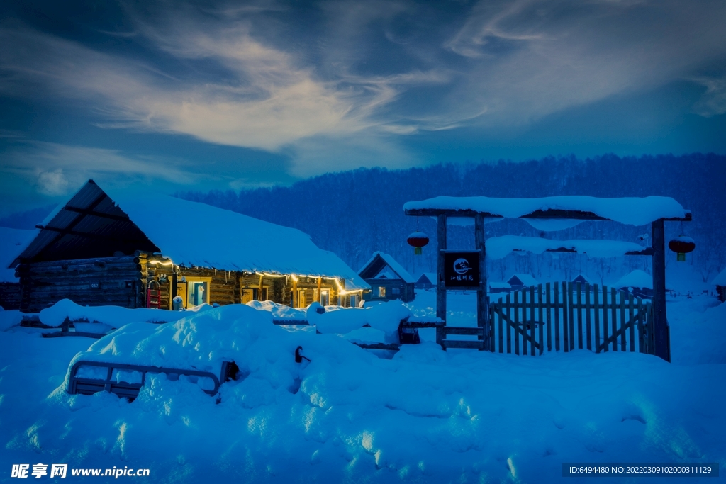 冬天夜晚冰雪天空木屋旅店灯光