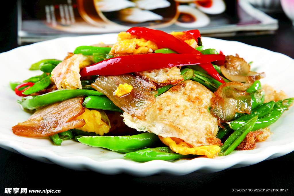 擂辣椒腊味荷包蛋