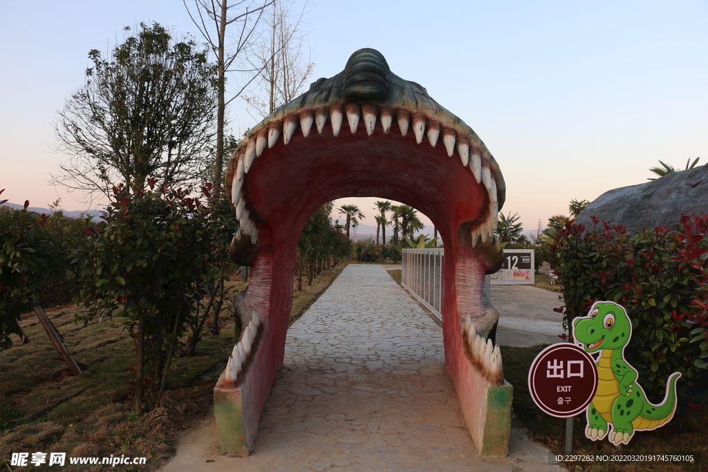 恐龙雕塑小品傍晚随拍