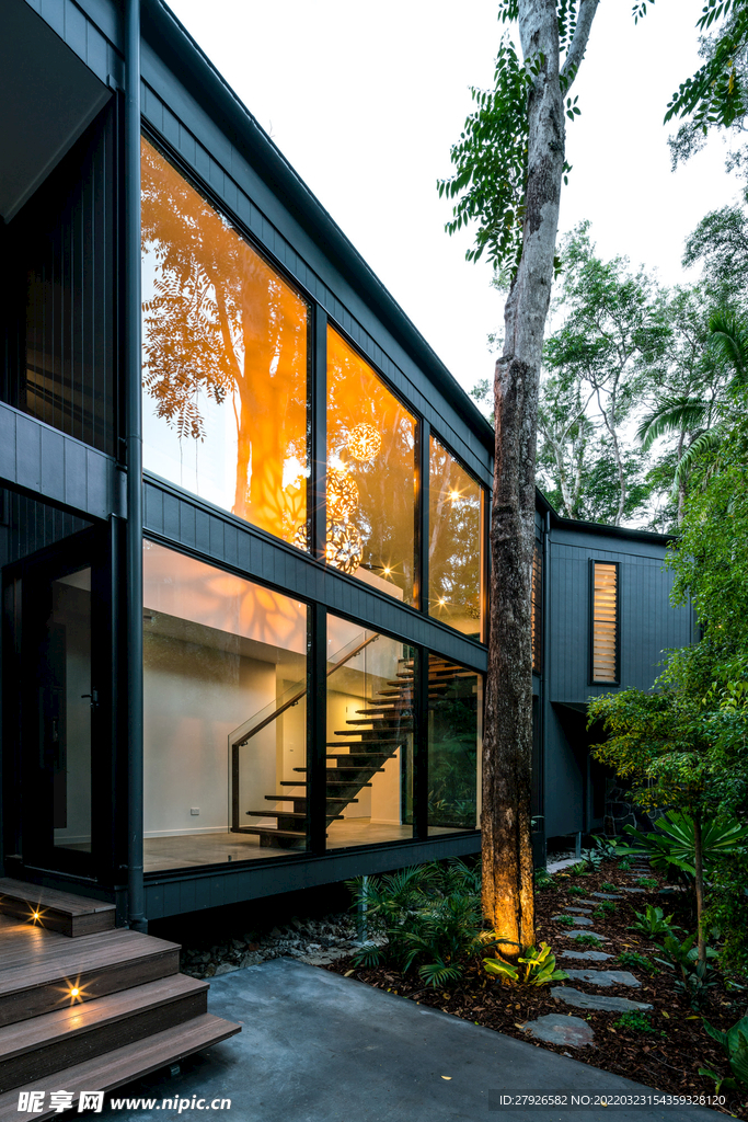 黑色落地窗别墅