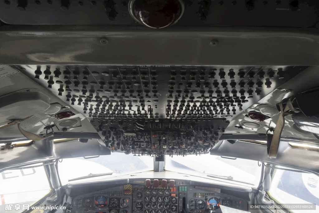 飞机驾驶舱  