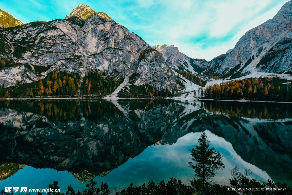 户外湖面雪山自然景观