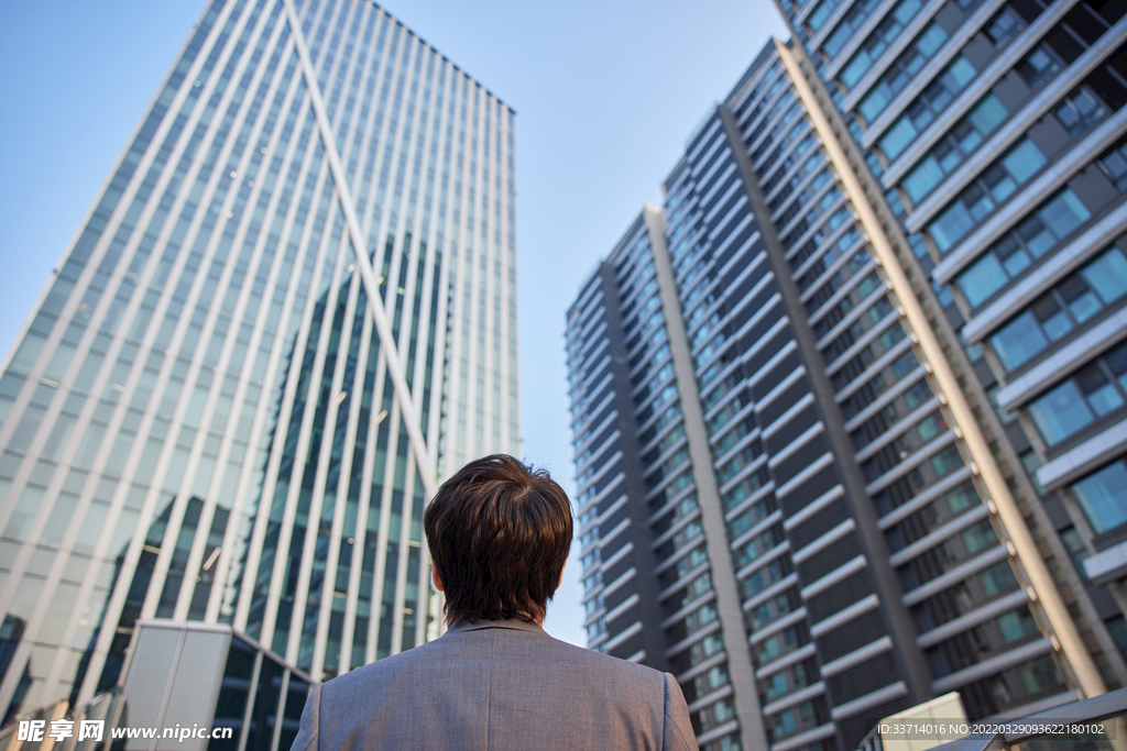 仰望城市的商务男青年背影