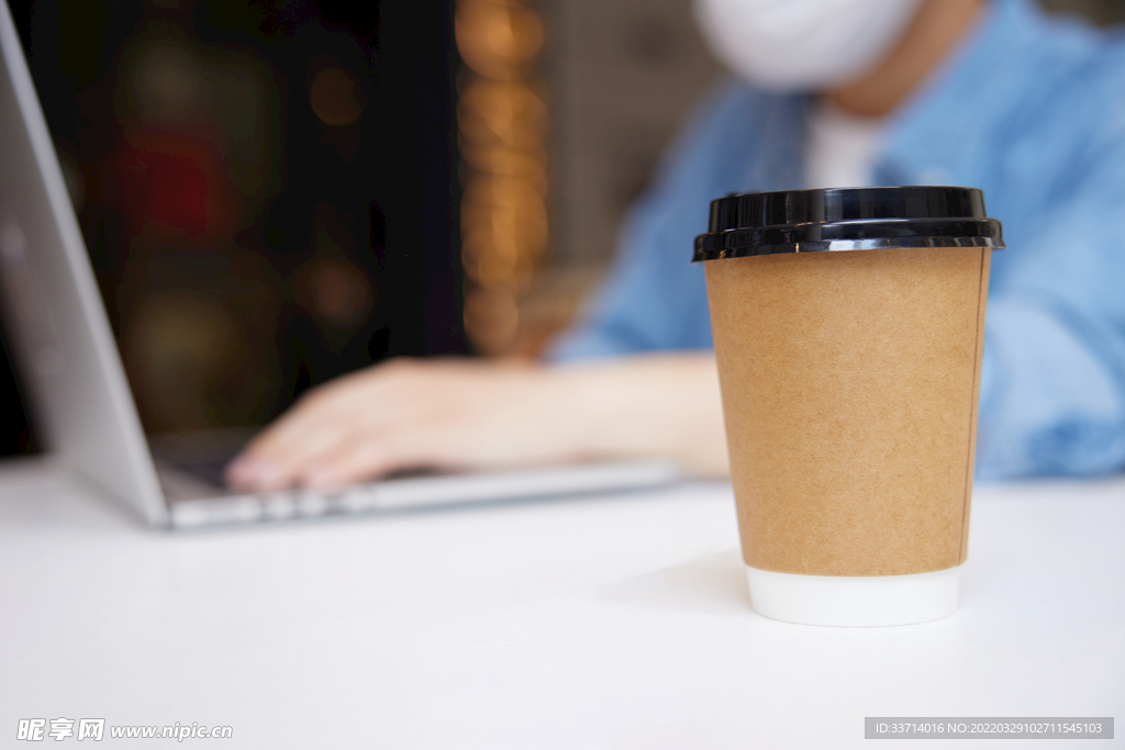 室外使用笔记本电脑的人