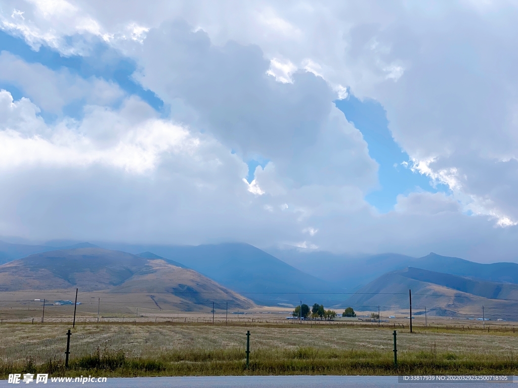 青海湖的草原与山
