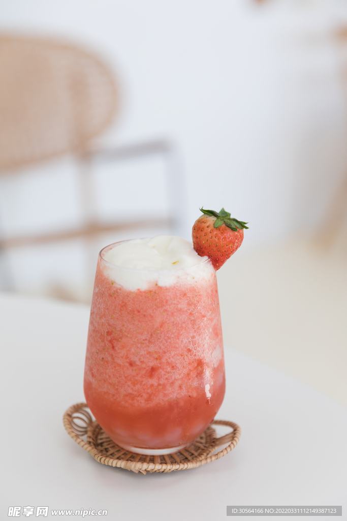 夏季草莓奶昔饮品