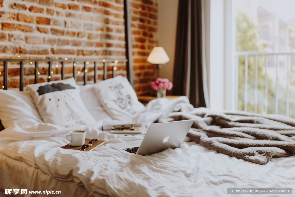 床上办公 居家办公