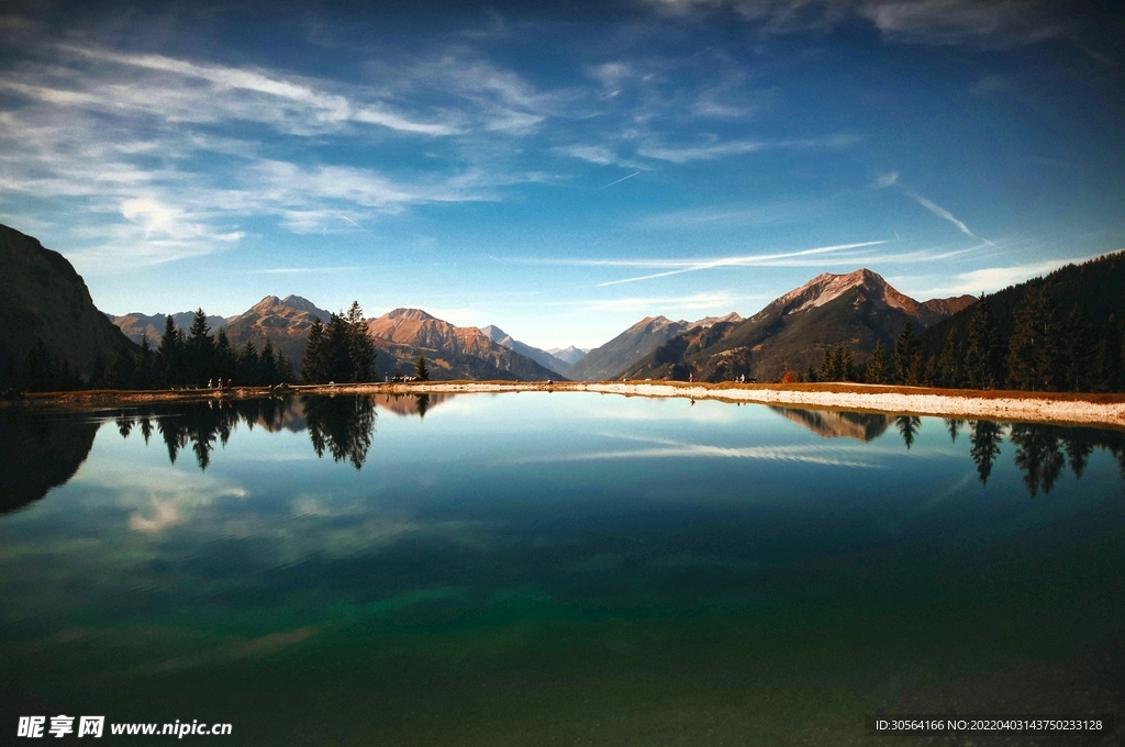 户外暗调湖面景观