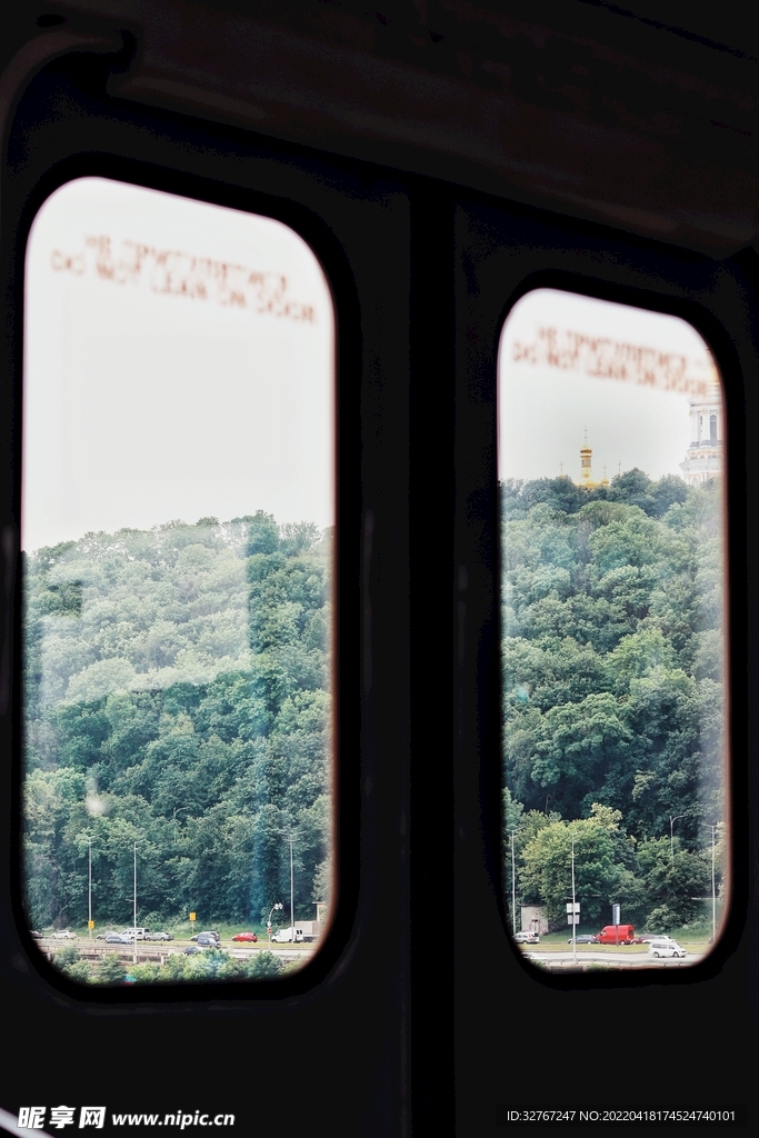 列车车窗外的风景