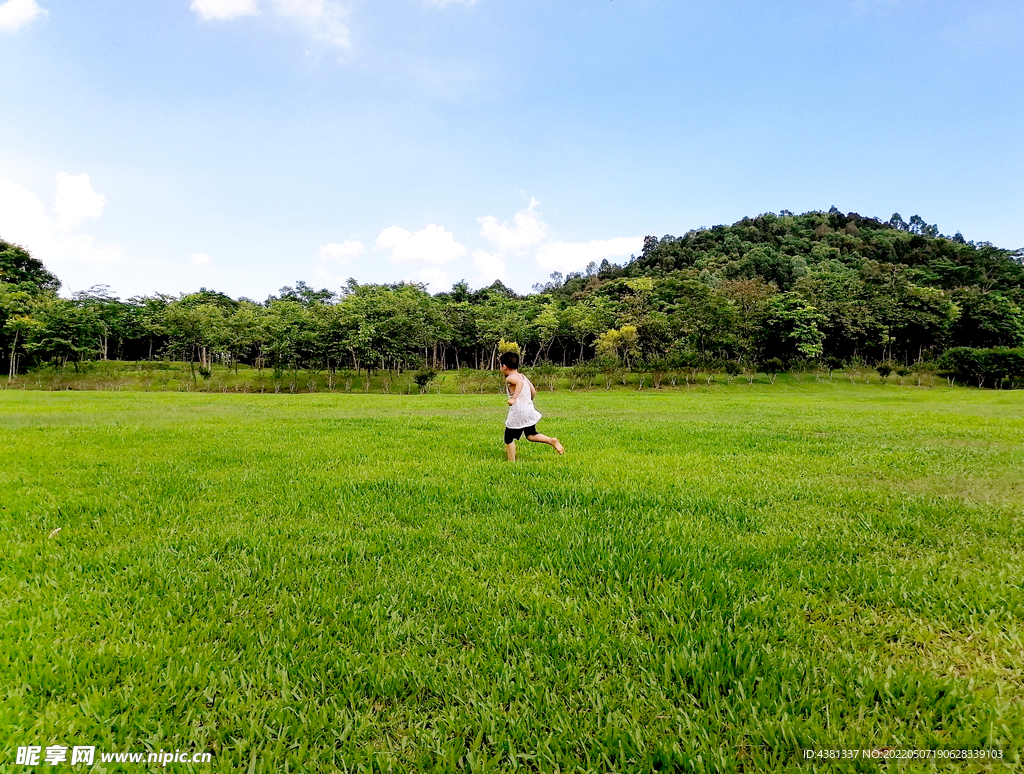 草地上奔跑的儿童