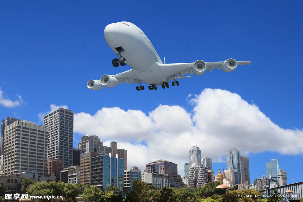 白色飞行客机的图像