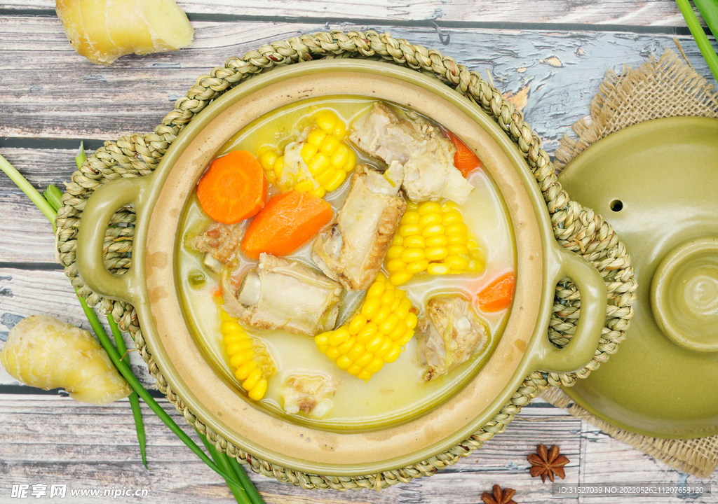 玉米炖排骨俯拍图