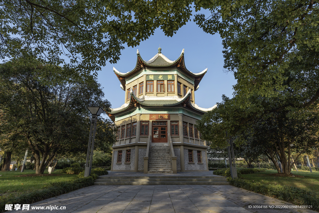 户外复古塔楼建筑