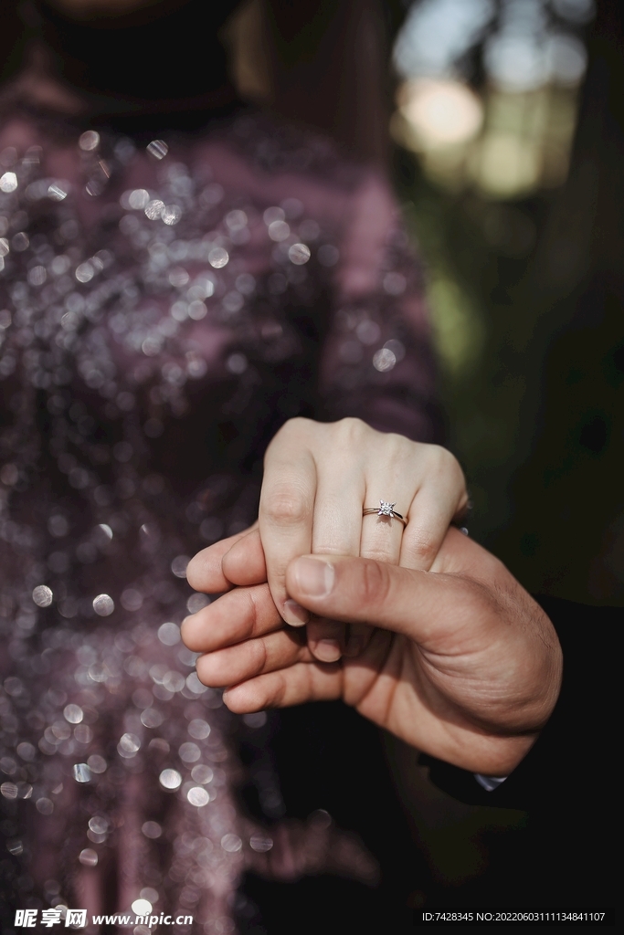 唯美结婚照婚纱钻戒情侣拥抱