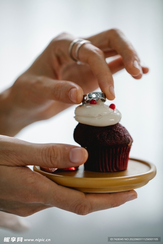 唯美结婚照婚纱钻戒情侣拥抱