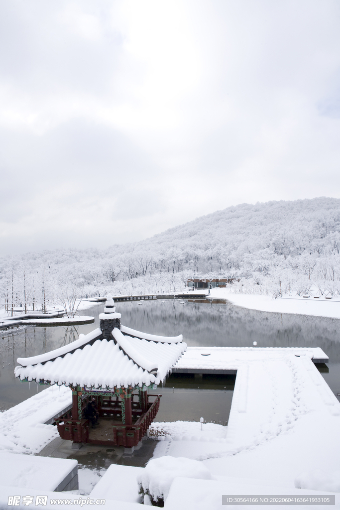 户外雪季复古宫灯建筑