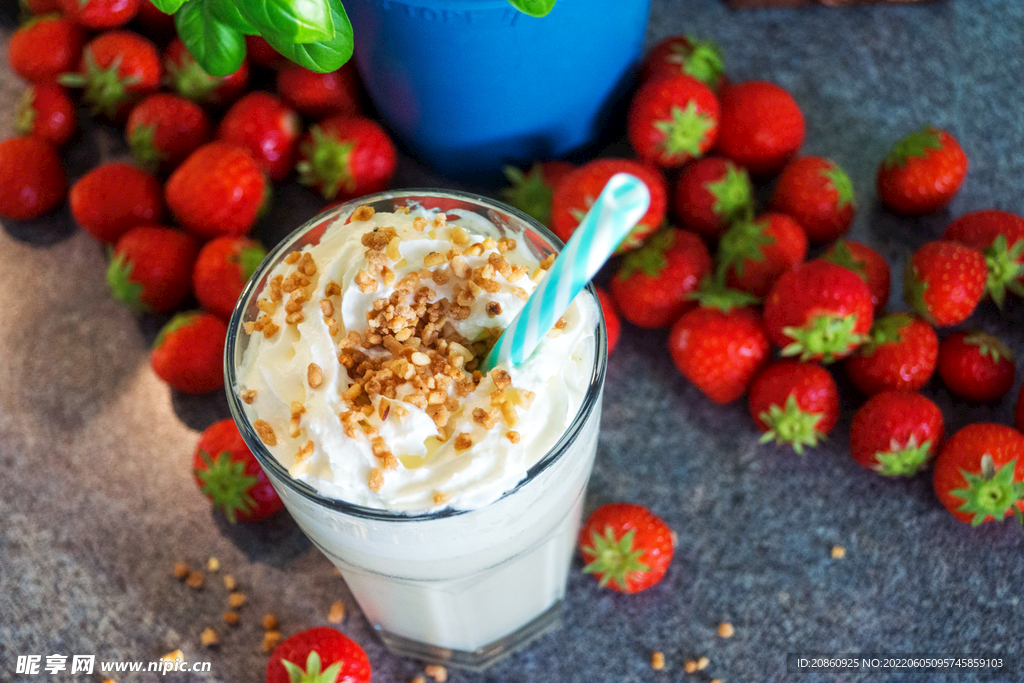 美味的草莓饮品图片