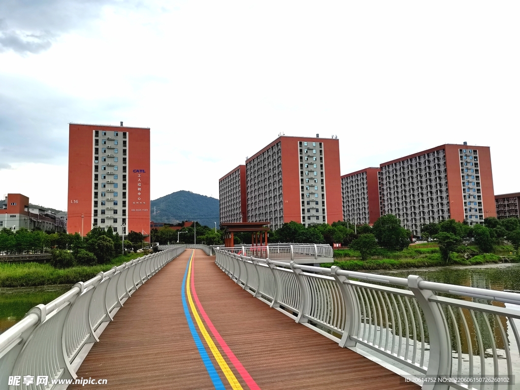 美丽的跨河大桥