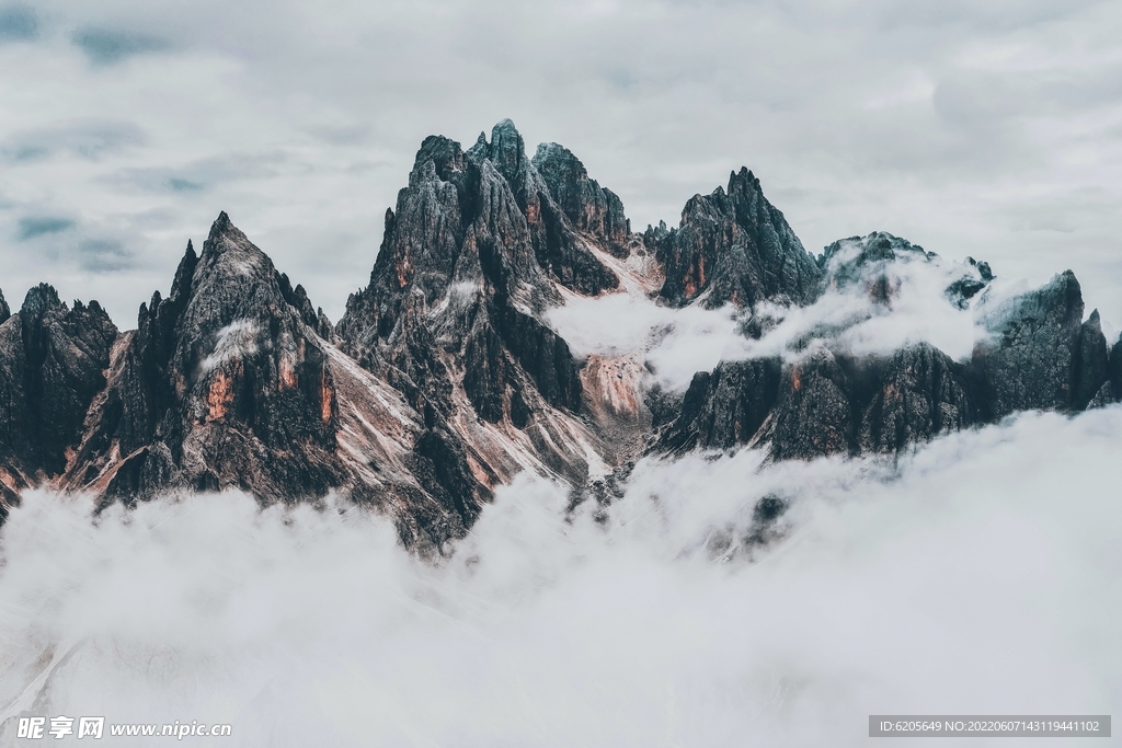高耸入云的山峰