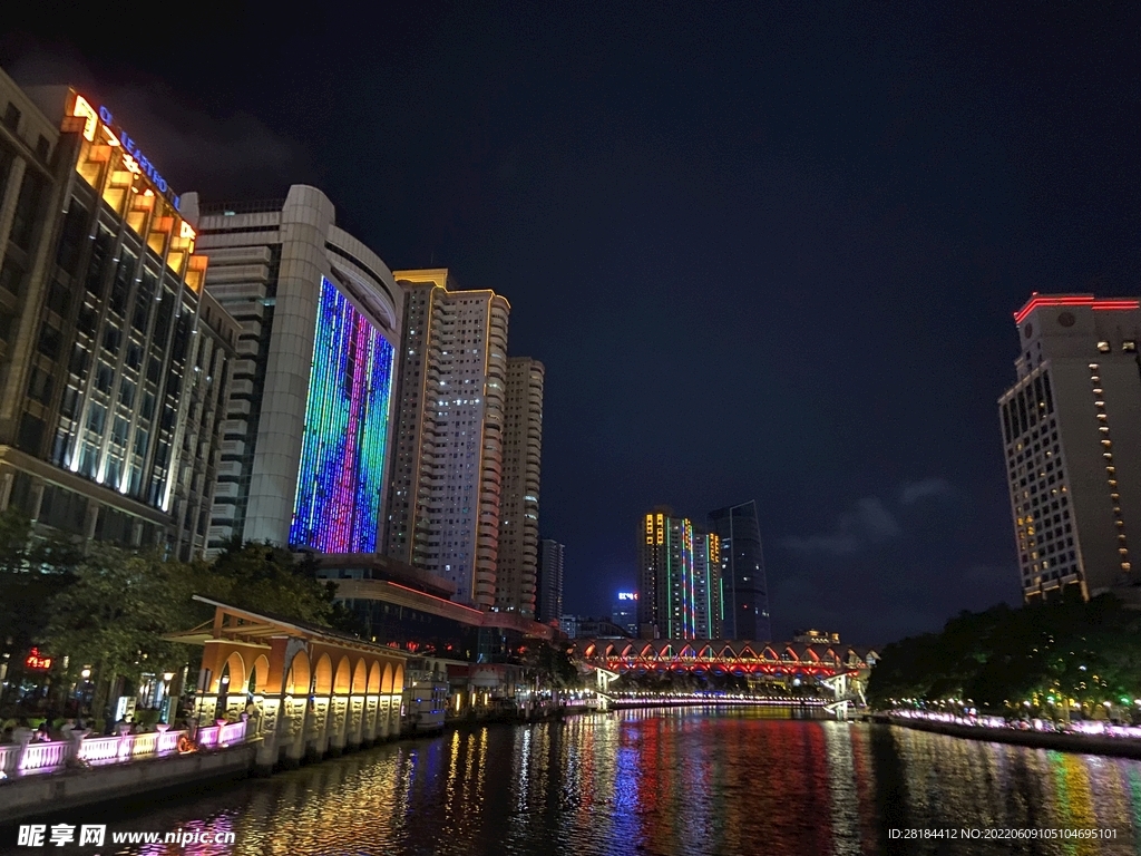 繁华城市水岸夜景