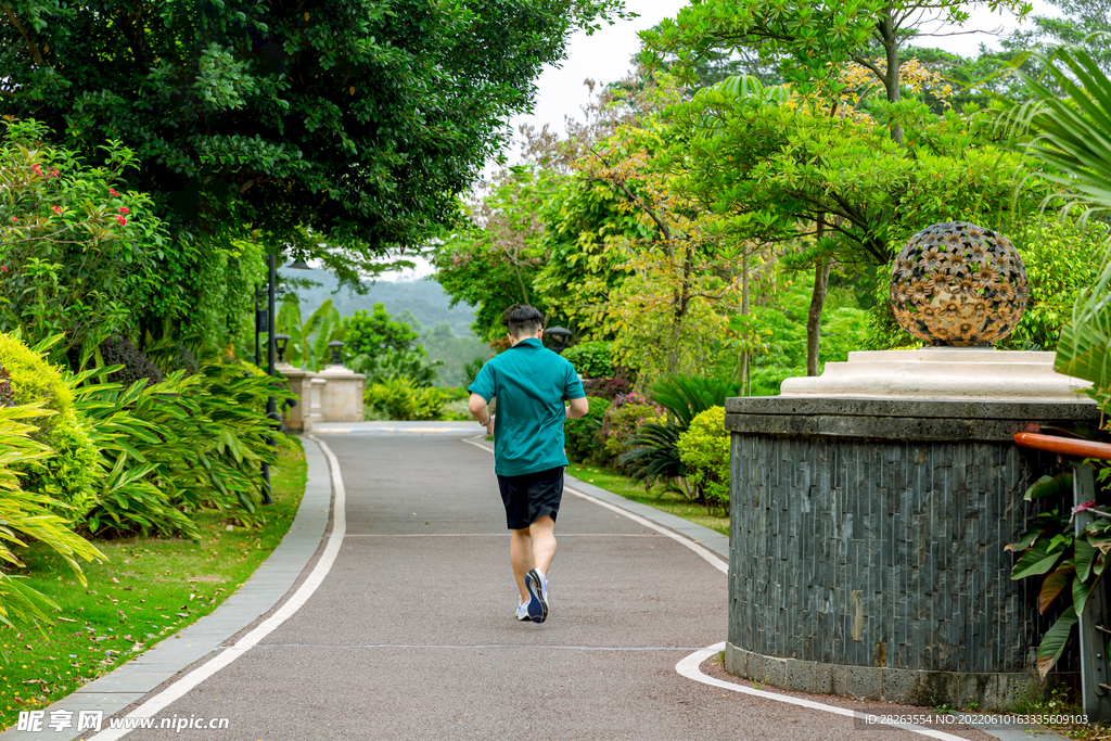 运动健康男士跑步背影