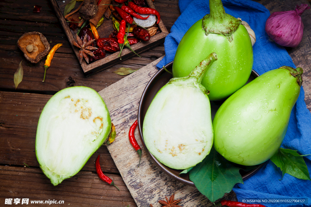 新鲜茄子食材
