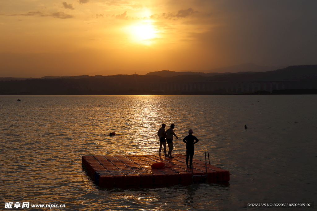 游泳 落日