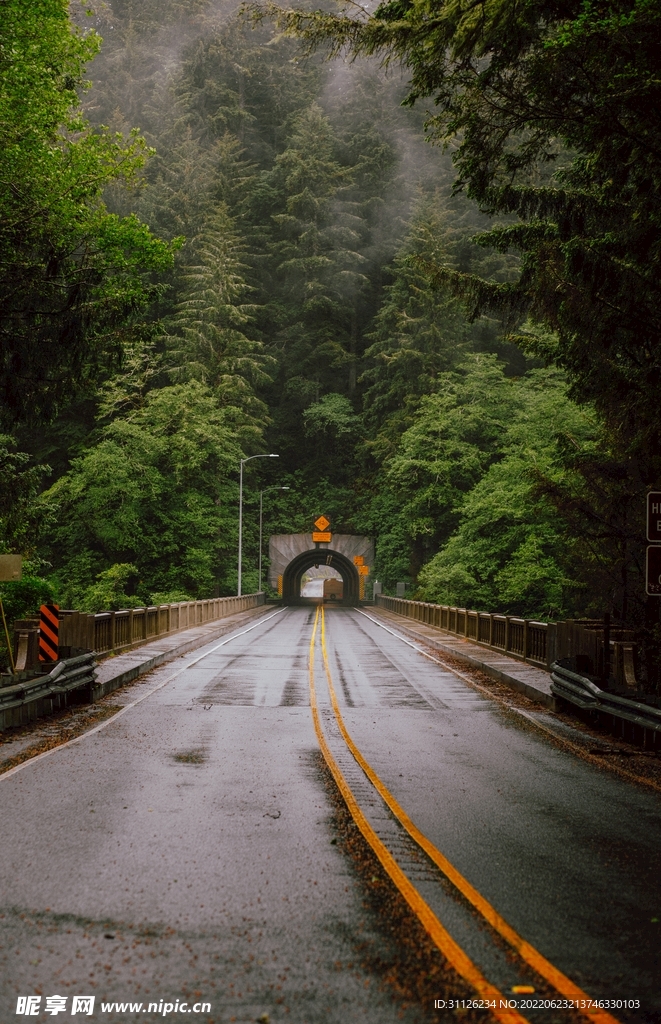 山间隧道