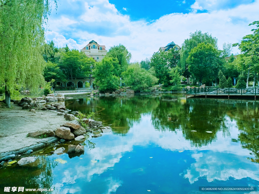 高楼 楼房 木桥 对岸 休闲区