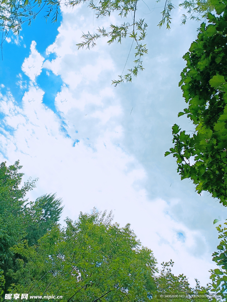 仰视天空 蓝天白云 对角