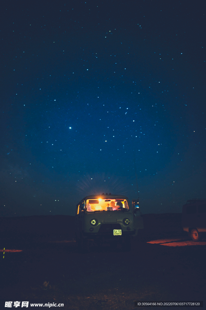 户外夜晚露营旅游