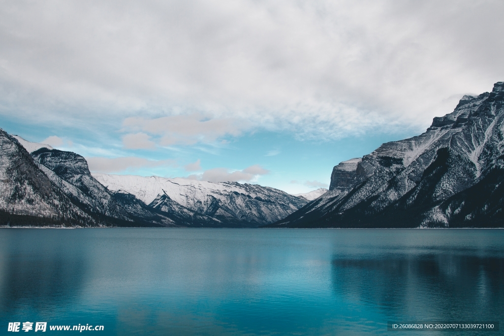 山峰湖泊景色摄影