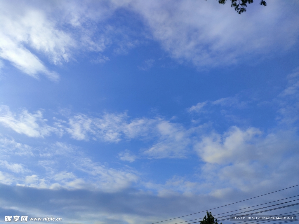 清爽夏日蓝天白云