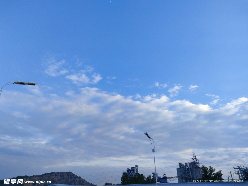 清爽夏日蓝天白云