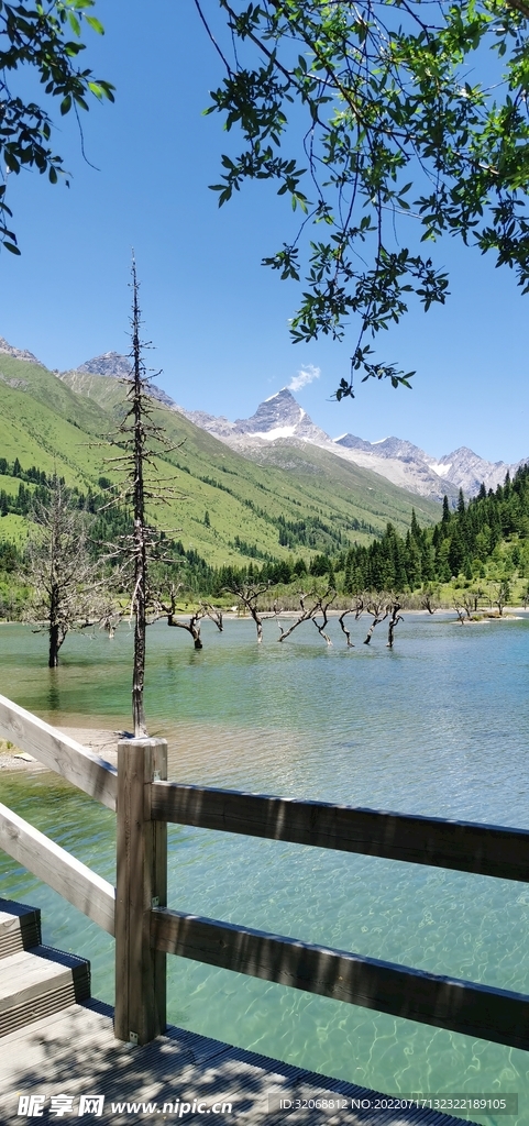 高原湖泊围栏美景
