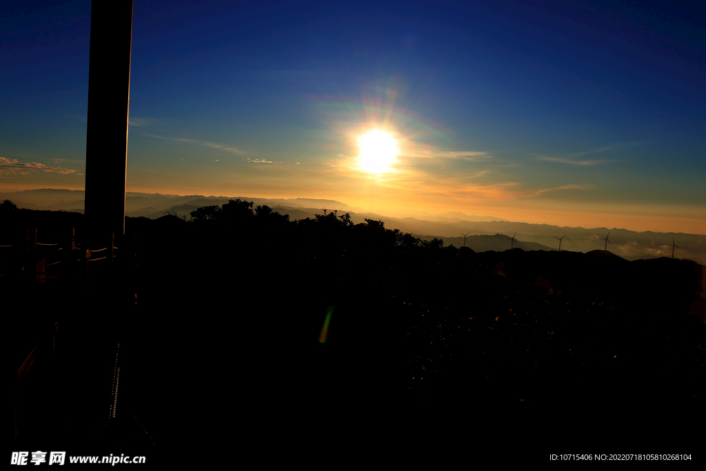 雪峰山苏宝顶日出风机高清图